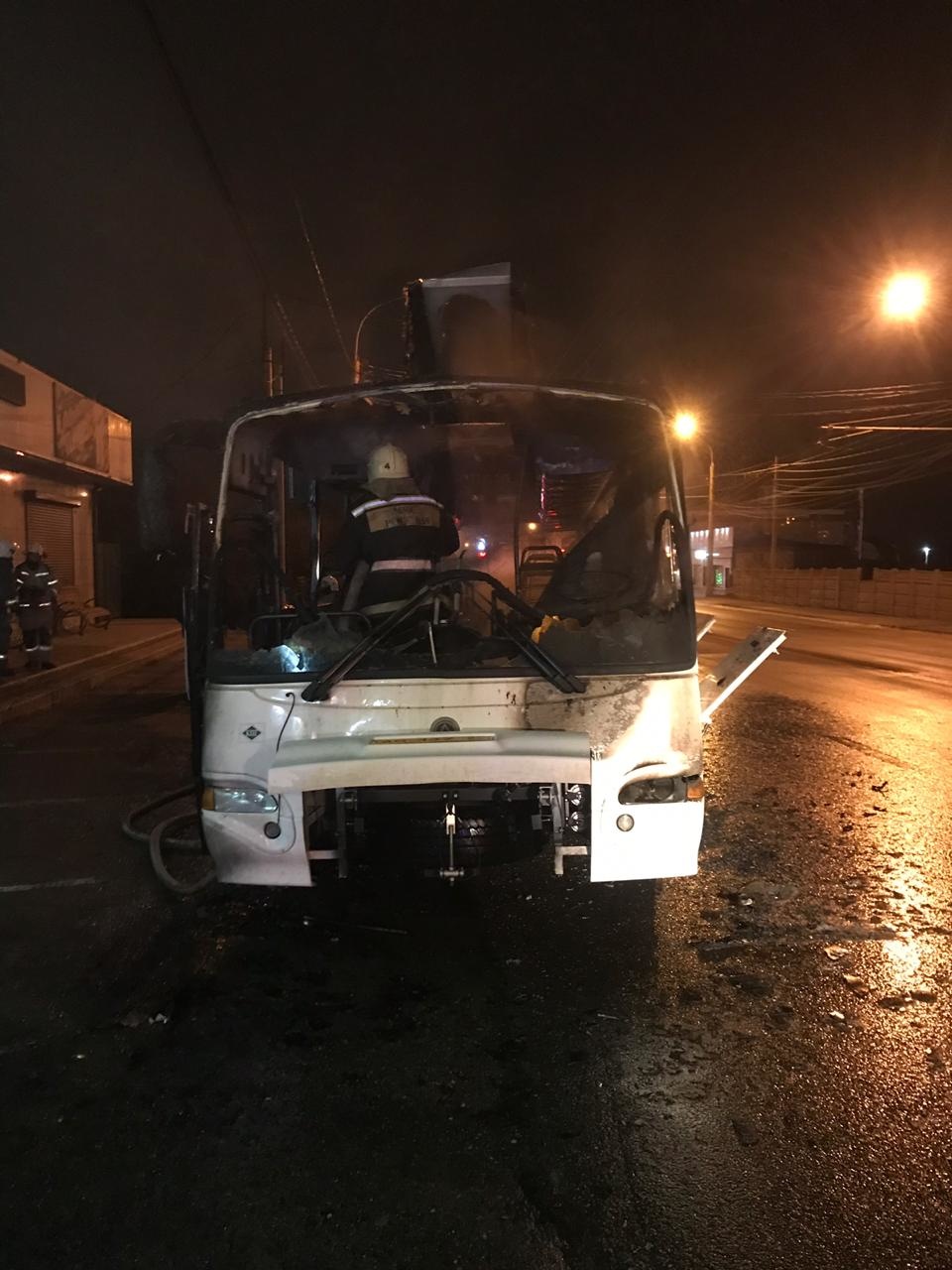 1 В Астрахани рано утром на трассе сгорел автобус