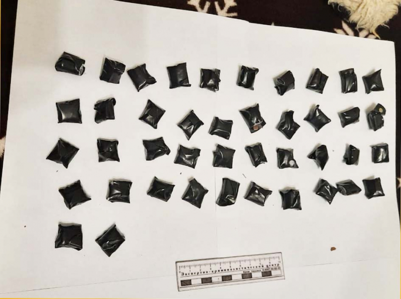 В Астрахани у задержанного парня нашли 42 свертка с наркотиками