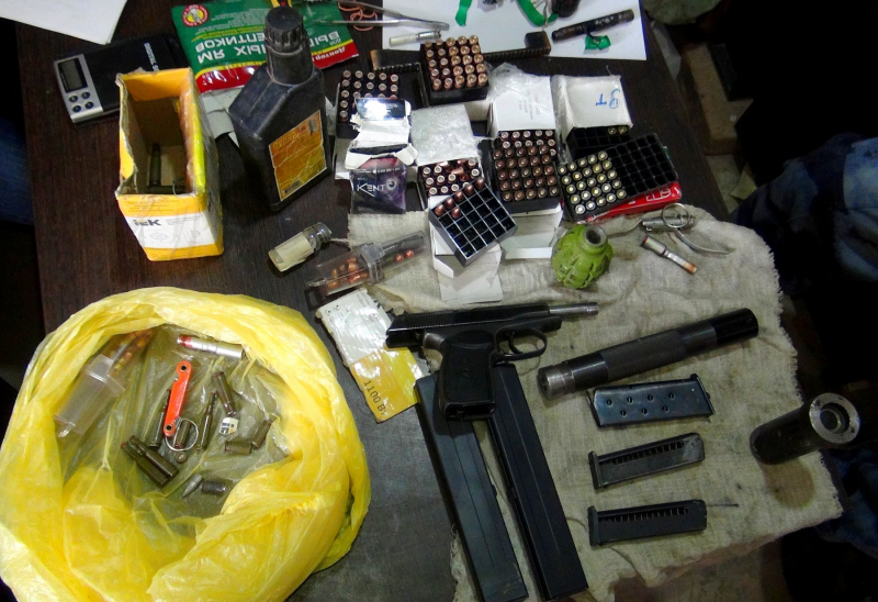 6 В доме у астраханца нашли склад оружия, патронов и наркотиков
