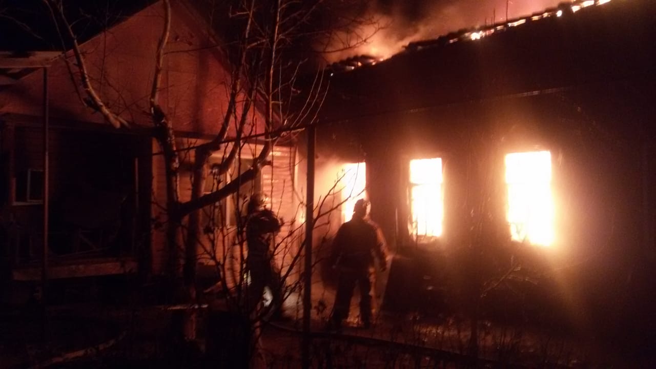В Астрахани при пожаре пострадали два ребенка и девушка