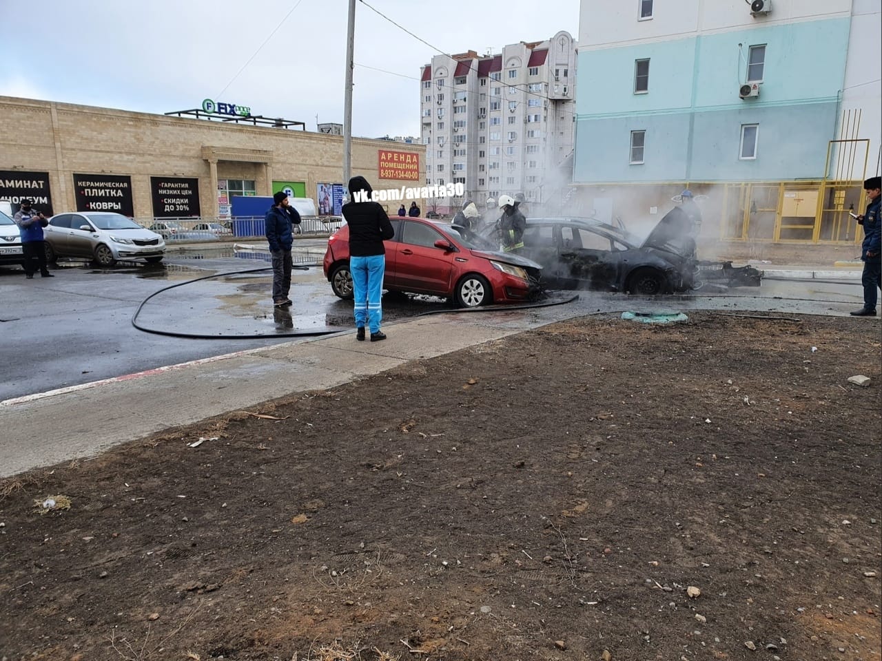автомобиль 2 В Астрахани на парковке сгорели два автомобиля