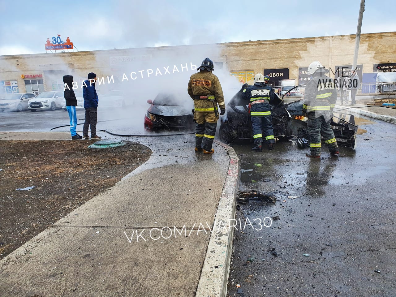 автомобиль 3 В Астрахани на парковке сгорели два автомобиля