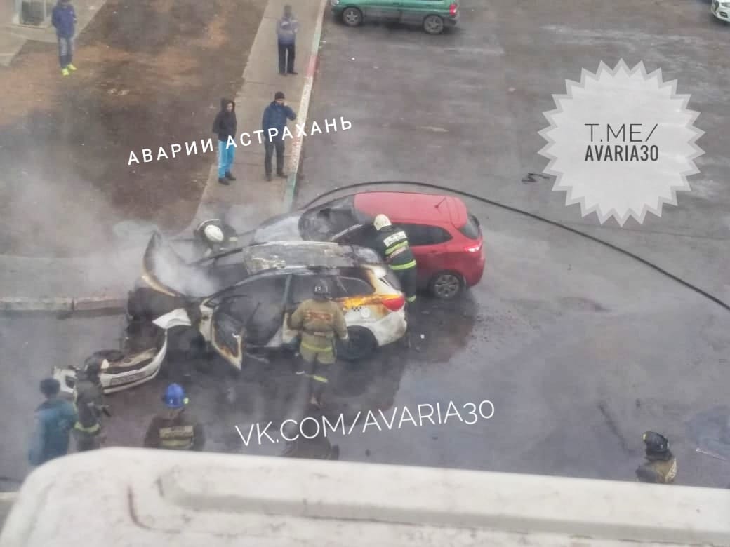 автомобиль 4 В Астрахани на парковке сгорели два автомобиля