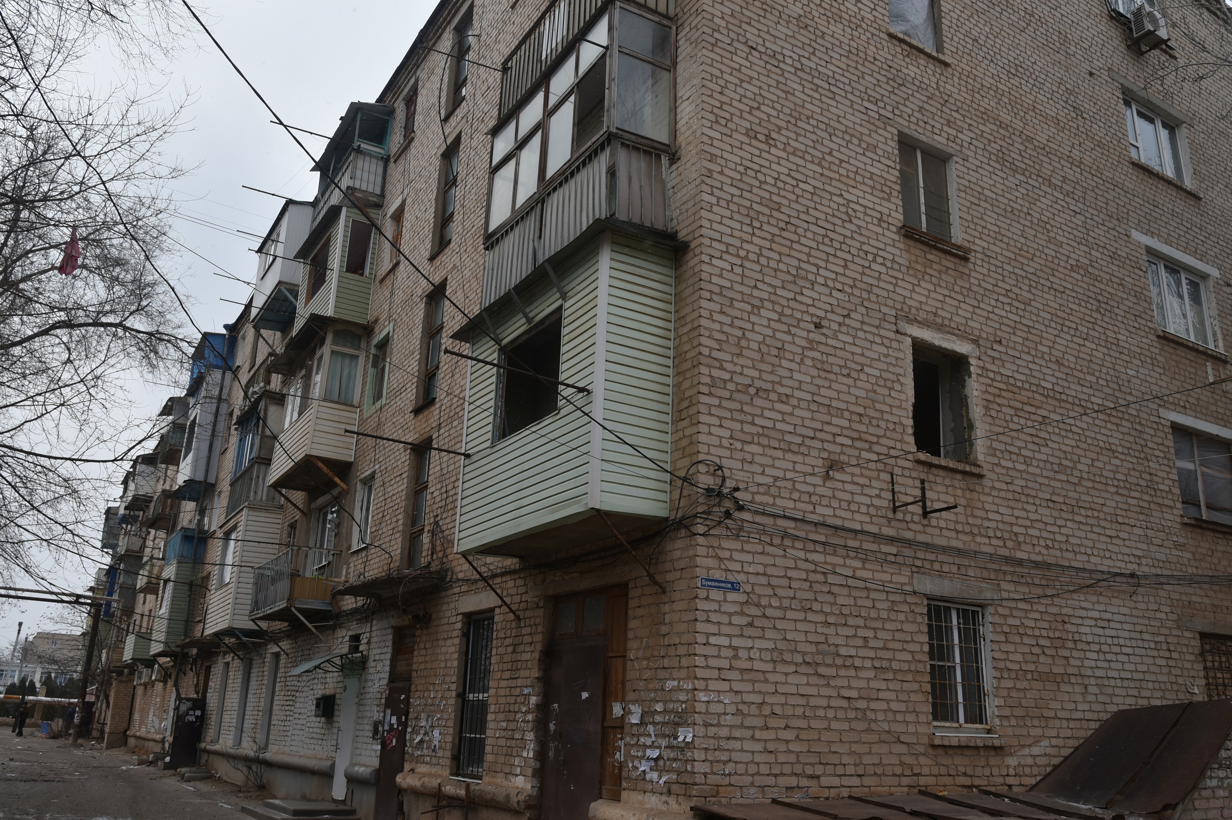 дом В Астрахани жильцов аварийного дома срочно расселили