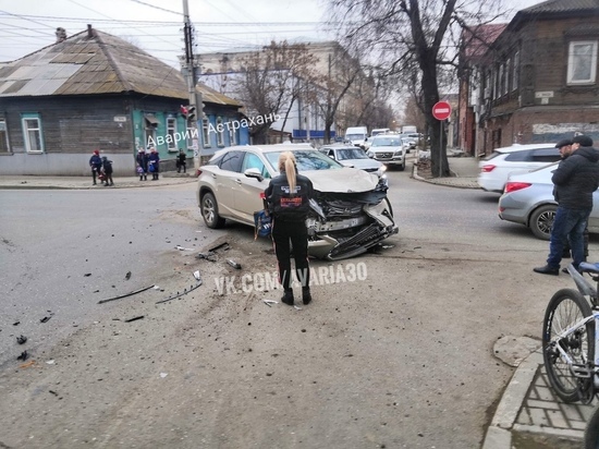 Лексус 1 В Астрахани автоледи на «Лексусе» врезалась в маршрутку