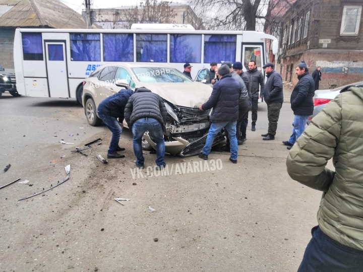 Лексус 2 В Астрахани автоледи на «Лексусе» врезалась в маршрутку