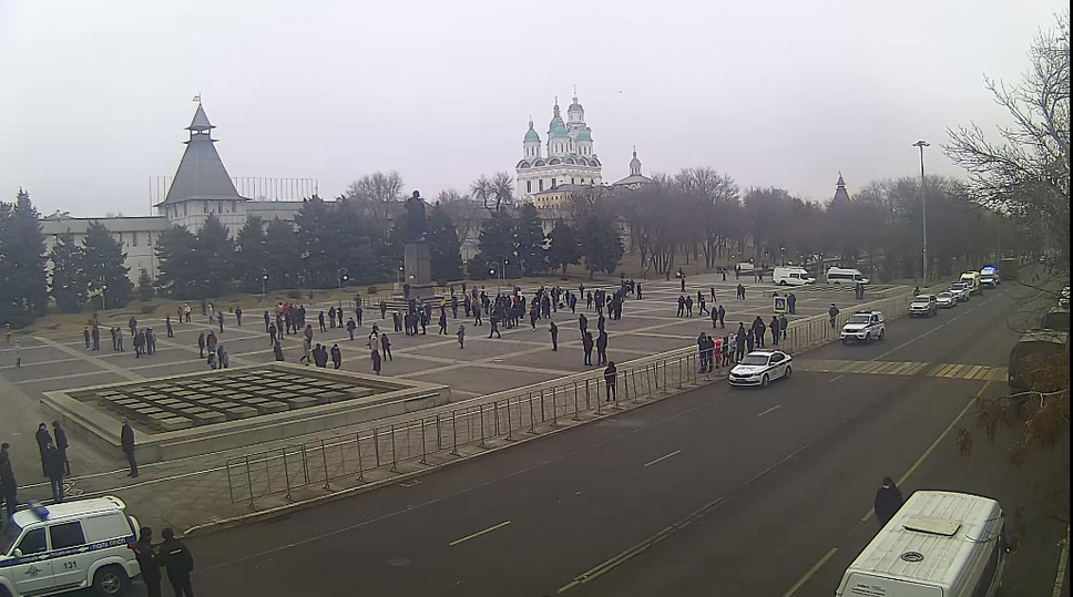 людей все больше Как в Астрахани проходит несанкционированный митинг 31 января: онлайн-трансляция «Astrakhan Post»