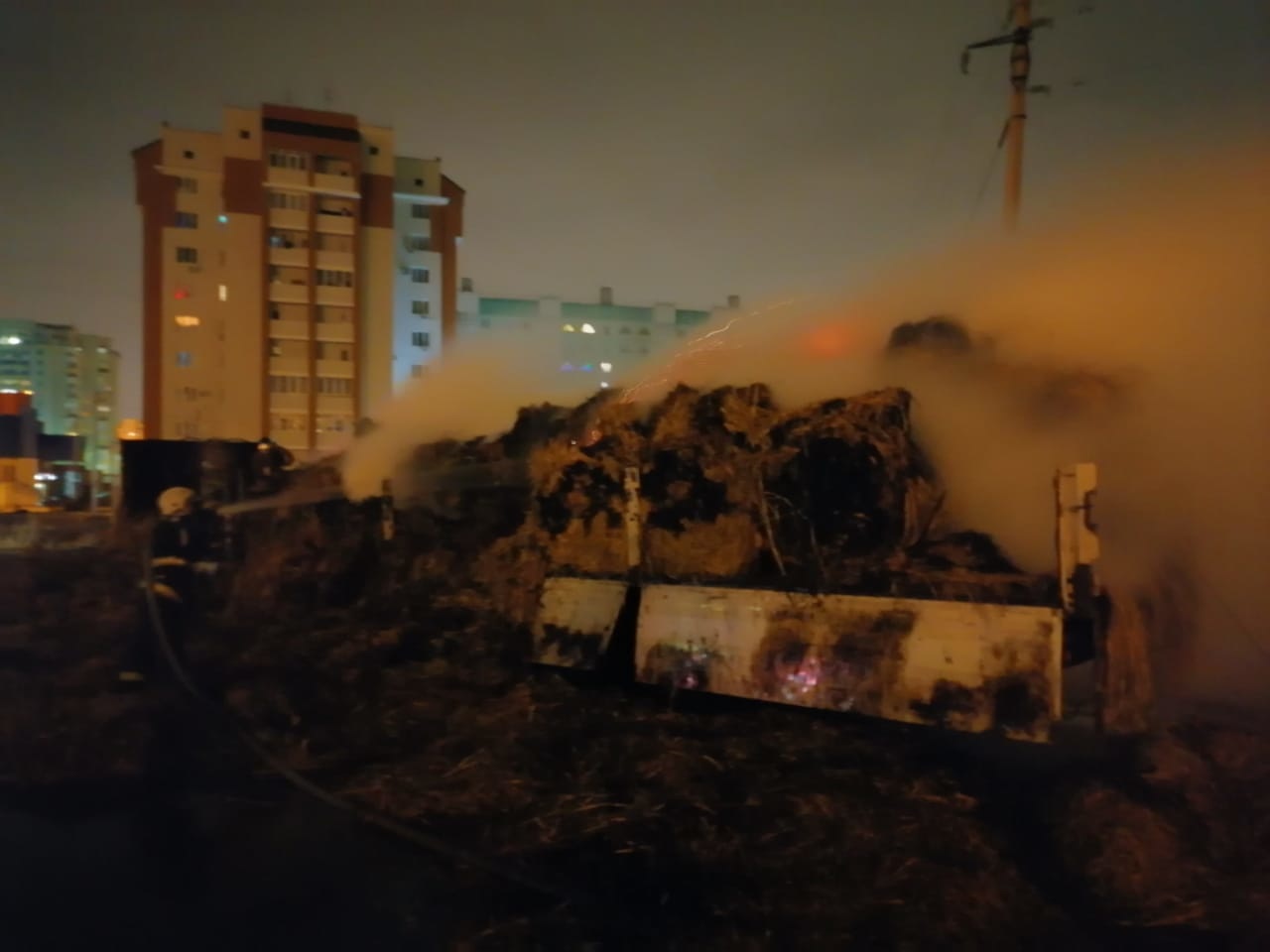 7 янв 2 В Астрахани на трассе сгорел прицеп с рулонами сена
