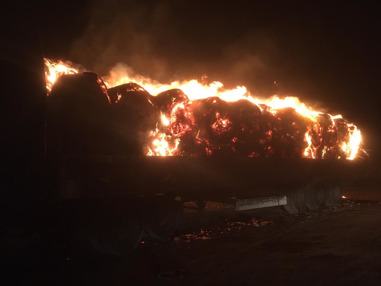 7 янв 3 В Астрахани на трассе сгорел прицеп с рулонами сена