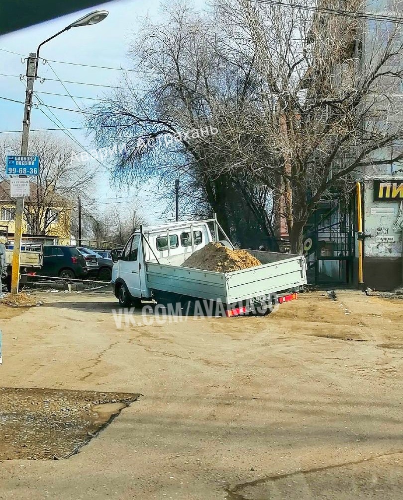 Работа газель астрахань. В Астрахани провалилась набережная. Провал в Астрахани. Машина провалилась на улице Шаумяна Астрахань. Астрахань ул.Маркина 96.