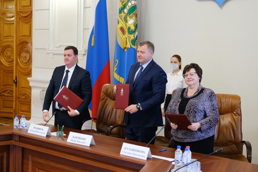 dscf2843 Правительство Астраханской области заключило трёхстороннее Соглашение с работодателями и профсоюзами