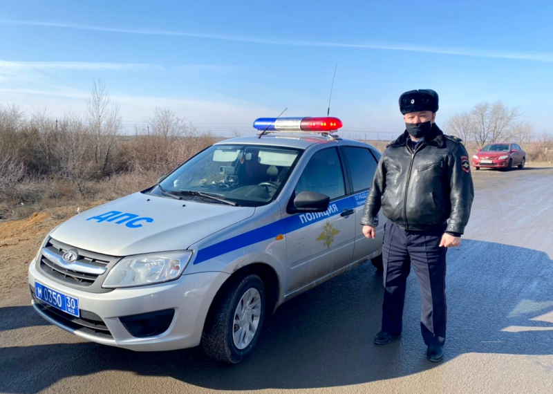 Под Астраханью на трассе полицейский помог попавшему в беду водителю-инвалиду