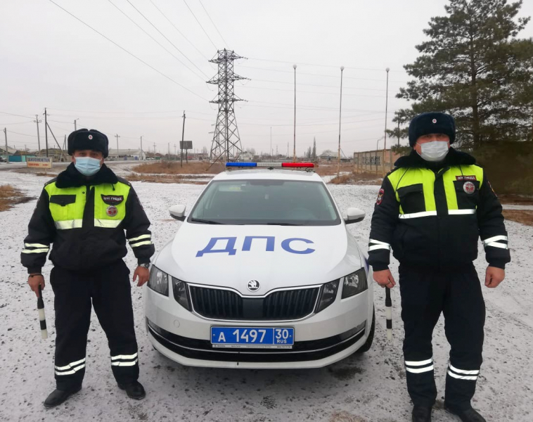 2 Полицейские помогли замерзающим пассажирам автобуса добраться до Астрахани