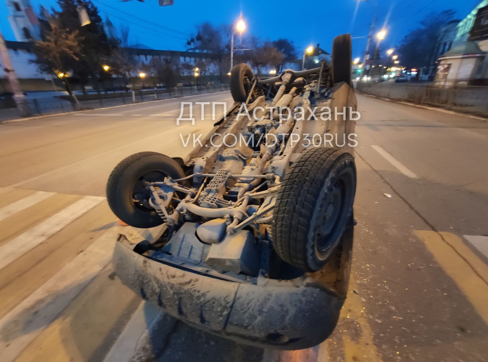 Ночью в центре Астрахани перевернулся автомобиль с пассажирами