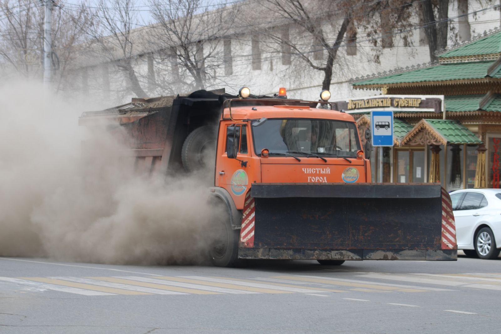 IMG 9893 «Видимость практически нулевая»: уборочная спецтехника подняла пыль в центре Астрахани