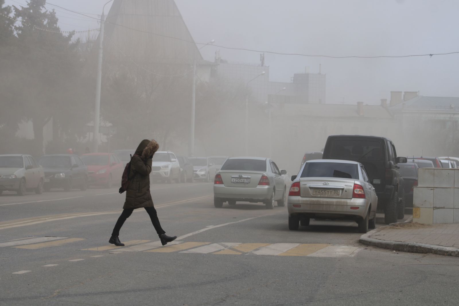 IMG 9897 «Видимость практически нулевая»: уборочная спецтехника подняла пыль в центре Астрахани