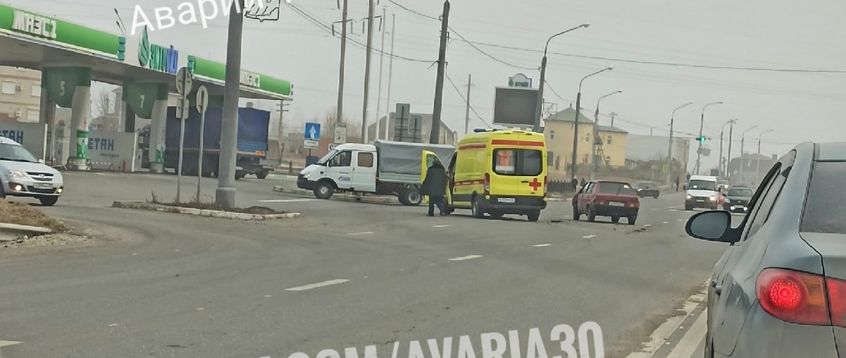 скорая 2 В Астрахани машина скорой помощи столкнулась с «Ладой»