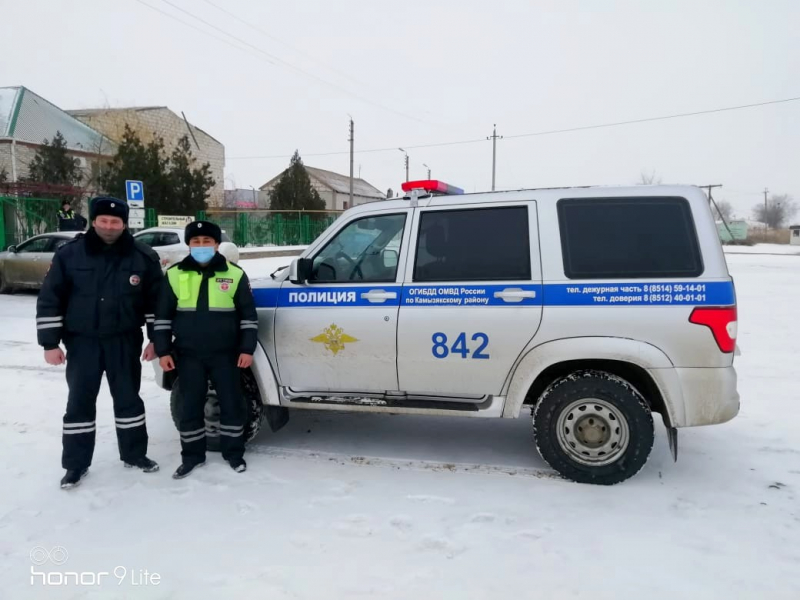 помощь 2 Астраханские полицейские помогли водителю выбраться из снежного «плена»