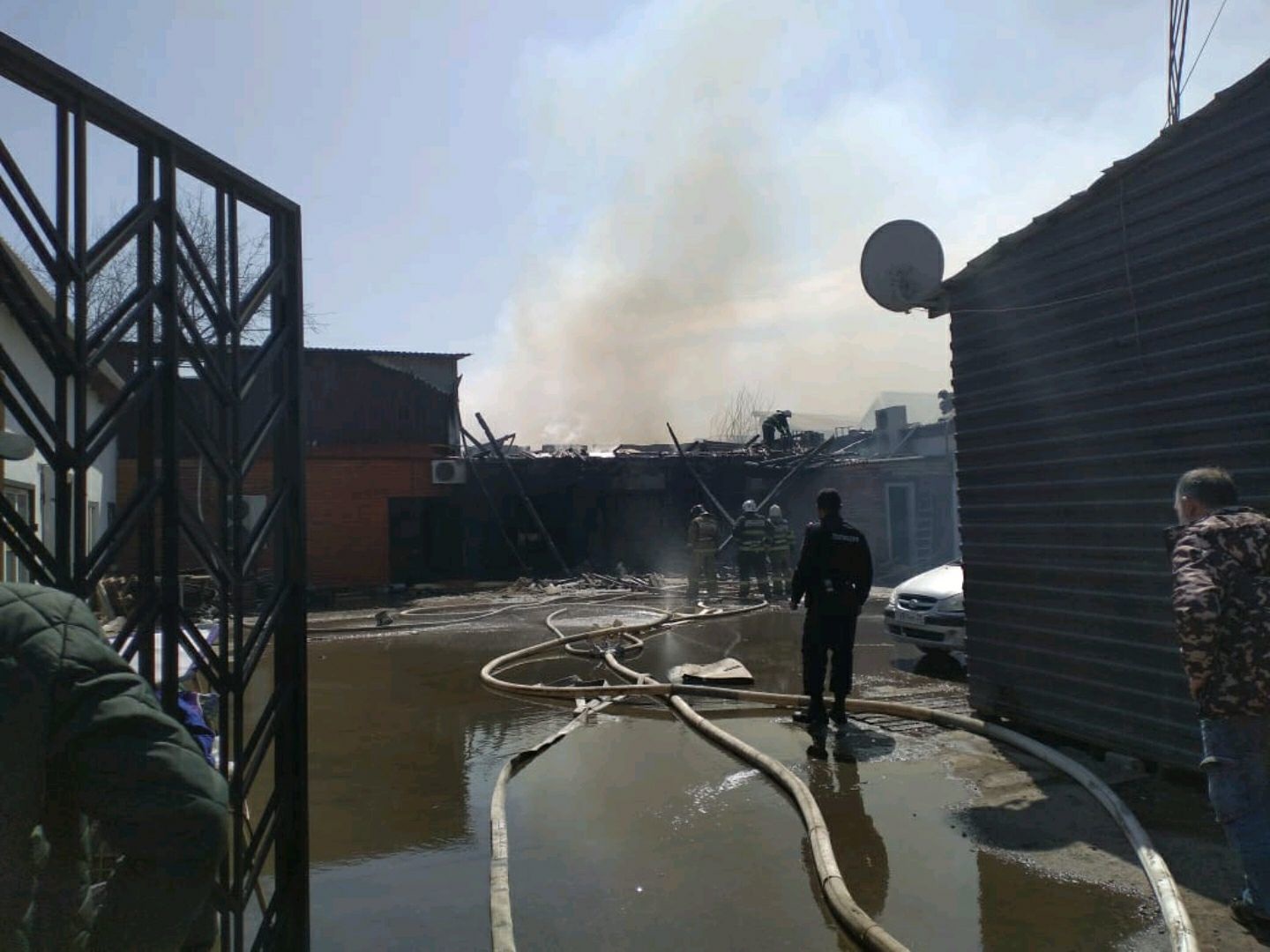 В Астрахани в пожаре на Бакинской сгорели два дома и кафе (видео) |  14.04.2021 | Астрахань - БезФормата