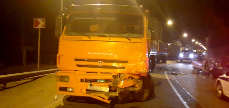 грузовик 6 Под Астраханью в лобовом столкновении «Лады» и «КамАза» погибли три человека