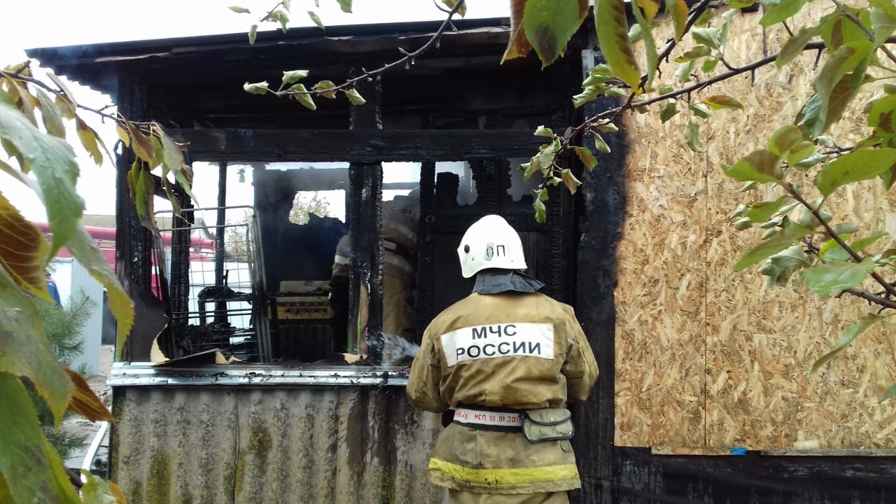 МЧС пожар. МЧС Астрахань. Ликвидация пожара. Пожары в Астраханской области Черноярского района.