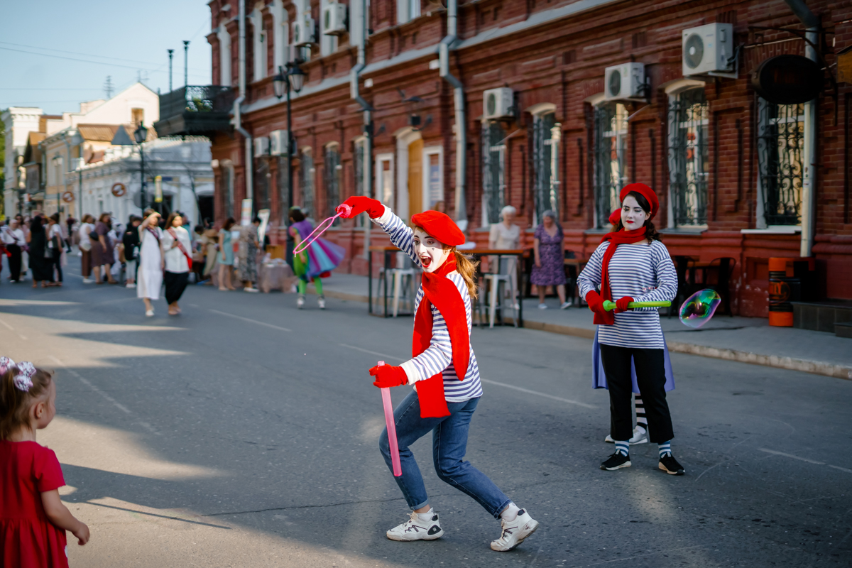 DSC04031 В Астрахани на улице Никольской творилось что-то интересное (фоторепортаж)
