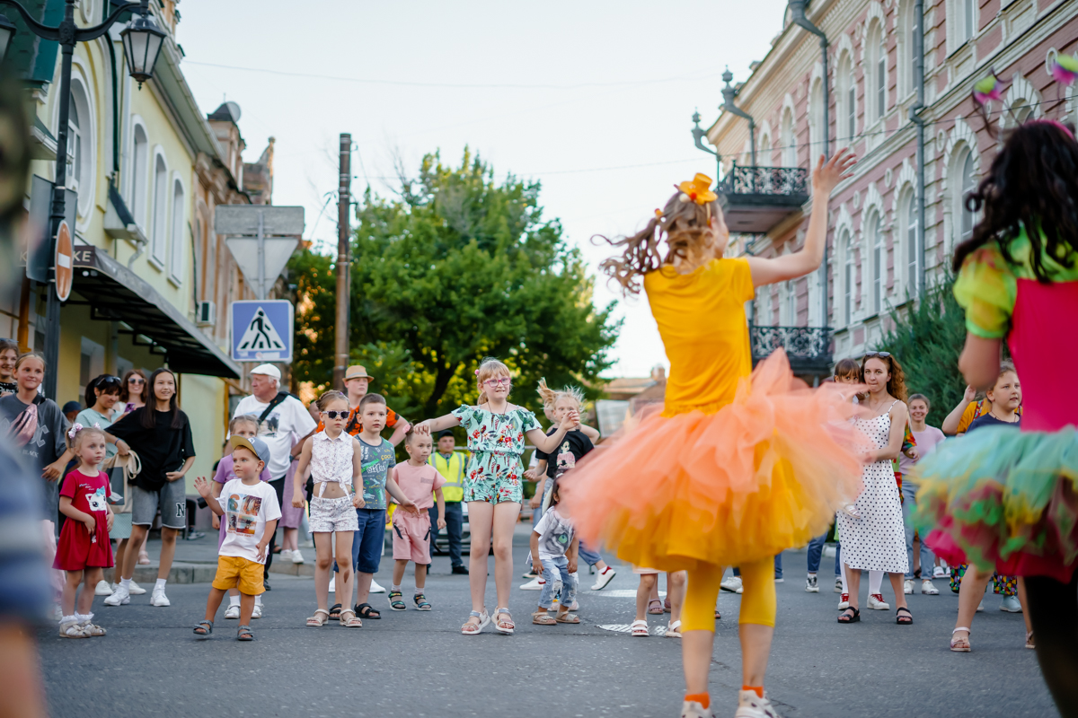 DSC04143 В Астрахани на улице Никольской творилось что-то интересное (фоторепортаж)