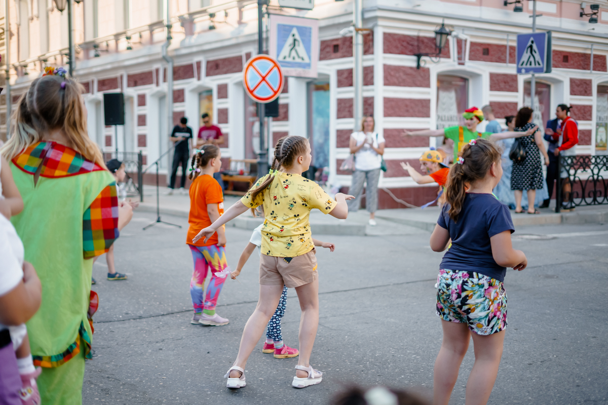 DSC04158 В Астрахани на улице Никольской творилось что-то интересное (фоторепортаж)