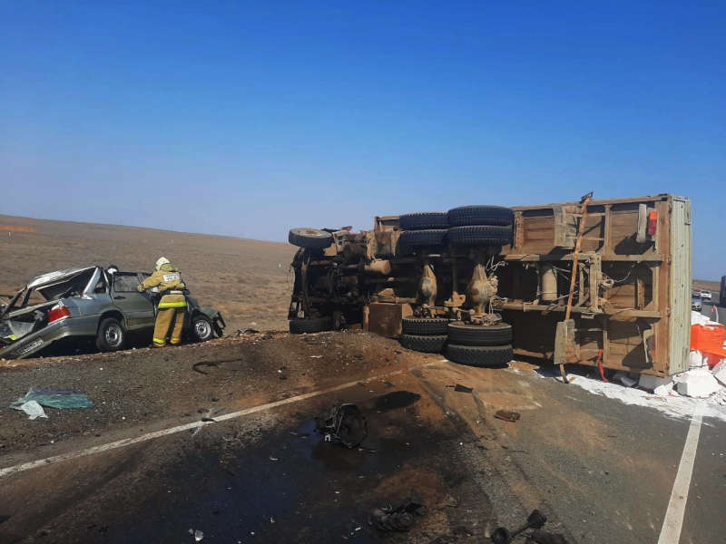 грузовик 4 Под Астраханью в столкновении «КАМАЗа» с легковушкой погиб водитель
