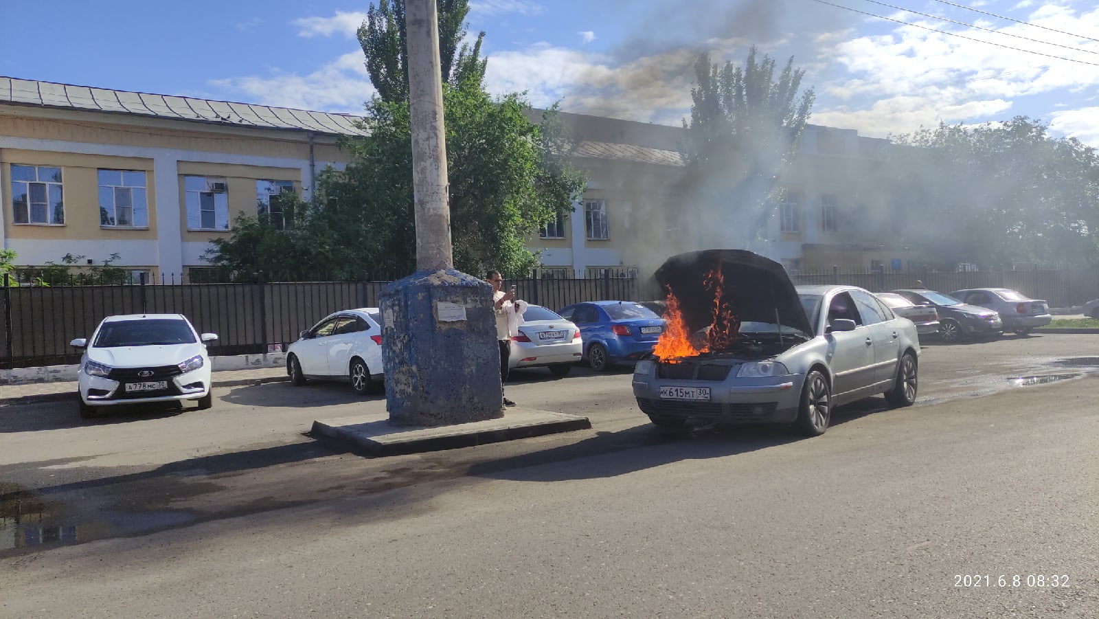 Возле астраханской больницы сгорела иномарка