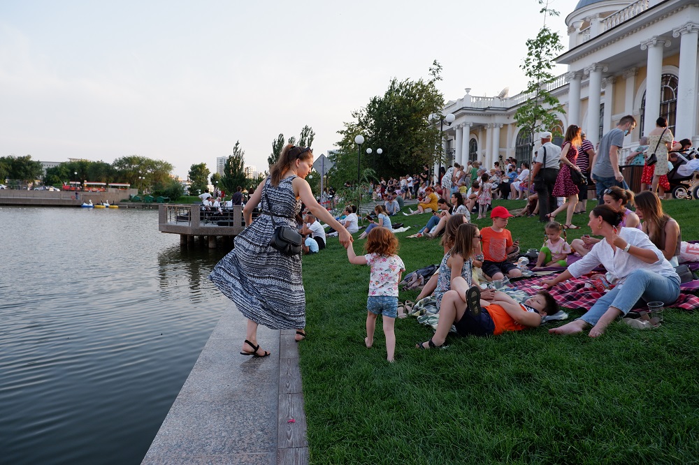 Вода астрахань 2023. Концерт на озере. Астрахань вода. Музыка на воде Астрахань 2022. Концерт в Озерах посвещенн Рылину.