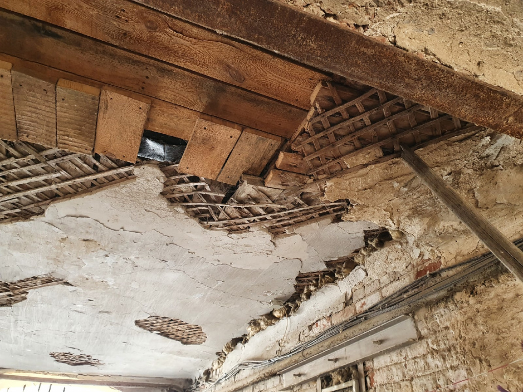 1 Под предлогом ремонта балки жильцов выселяют из старинного здания в центре Астрахани