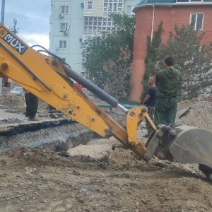 1 В Астрахани недавно отремонтированную улицу раскопали коммунальщики