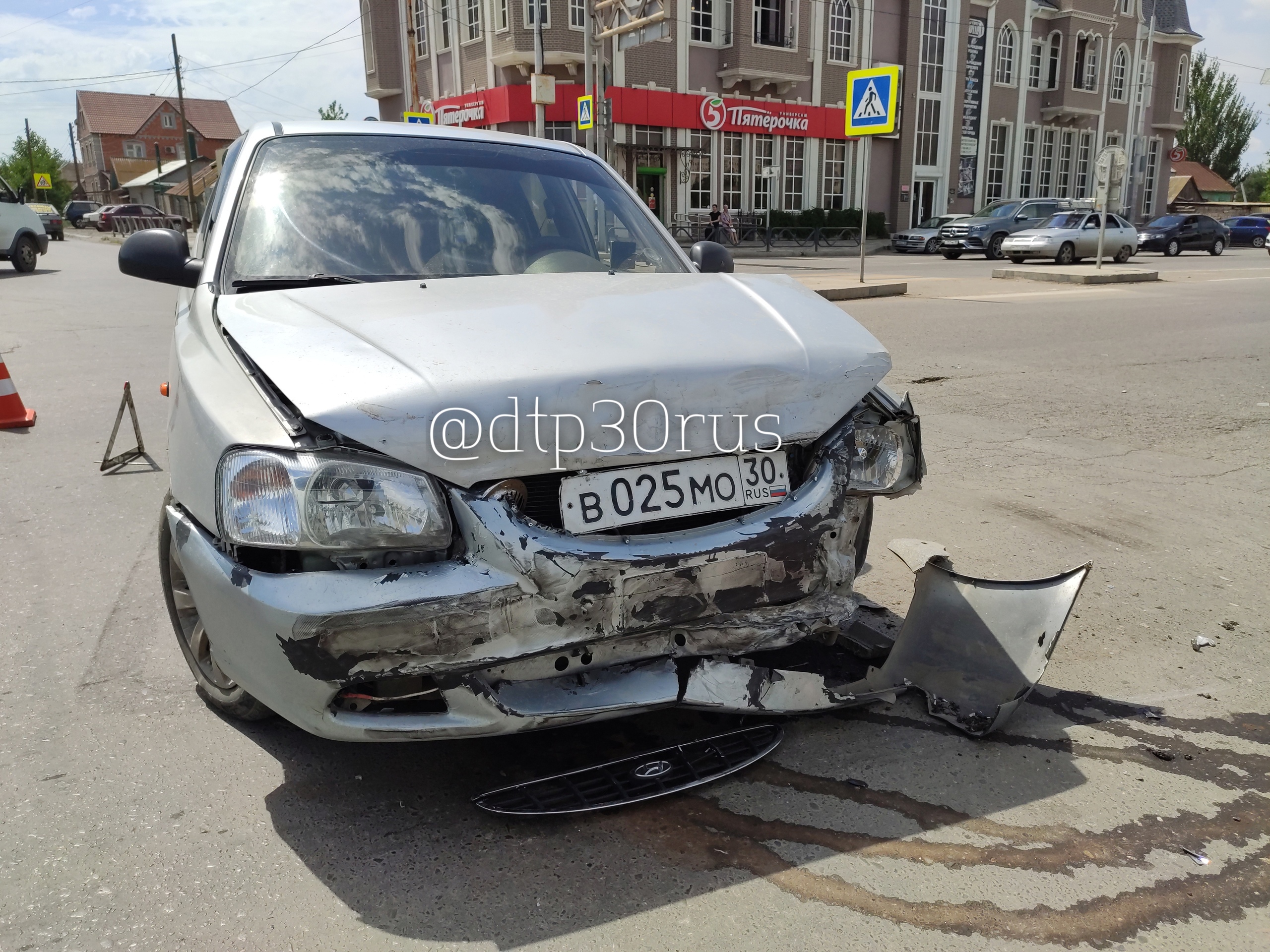1 В Астрахани в столкновении двух авто пострадал 15-летний велосипедист