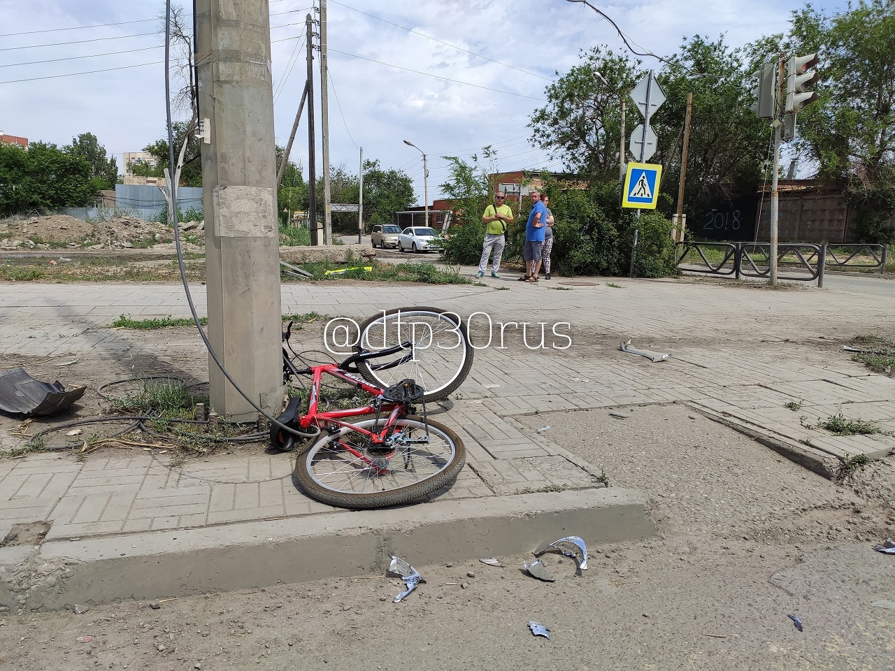 2 В Астрахани в столкновении двух авто пострадал 15-летний велосипедист