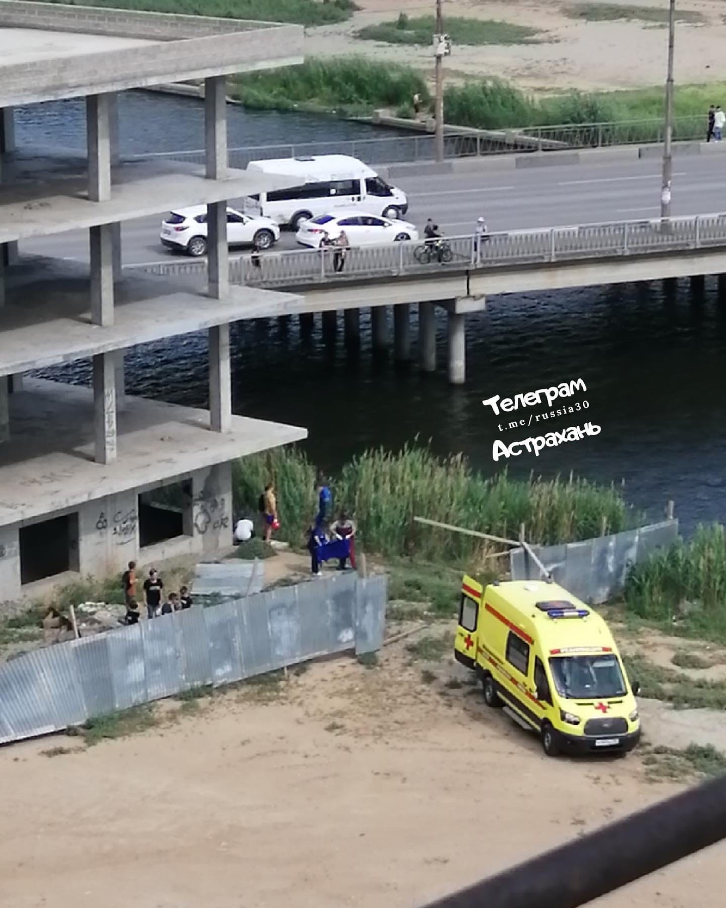 1 В Астрахани мальчик сорвался с недостроенного здания возле моста