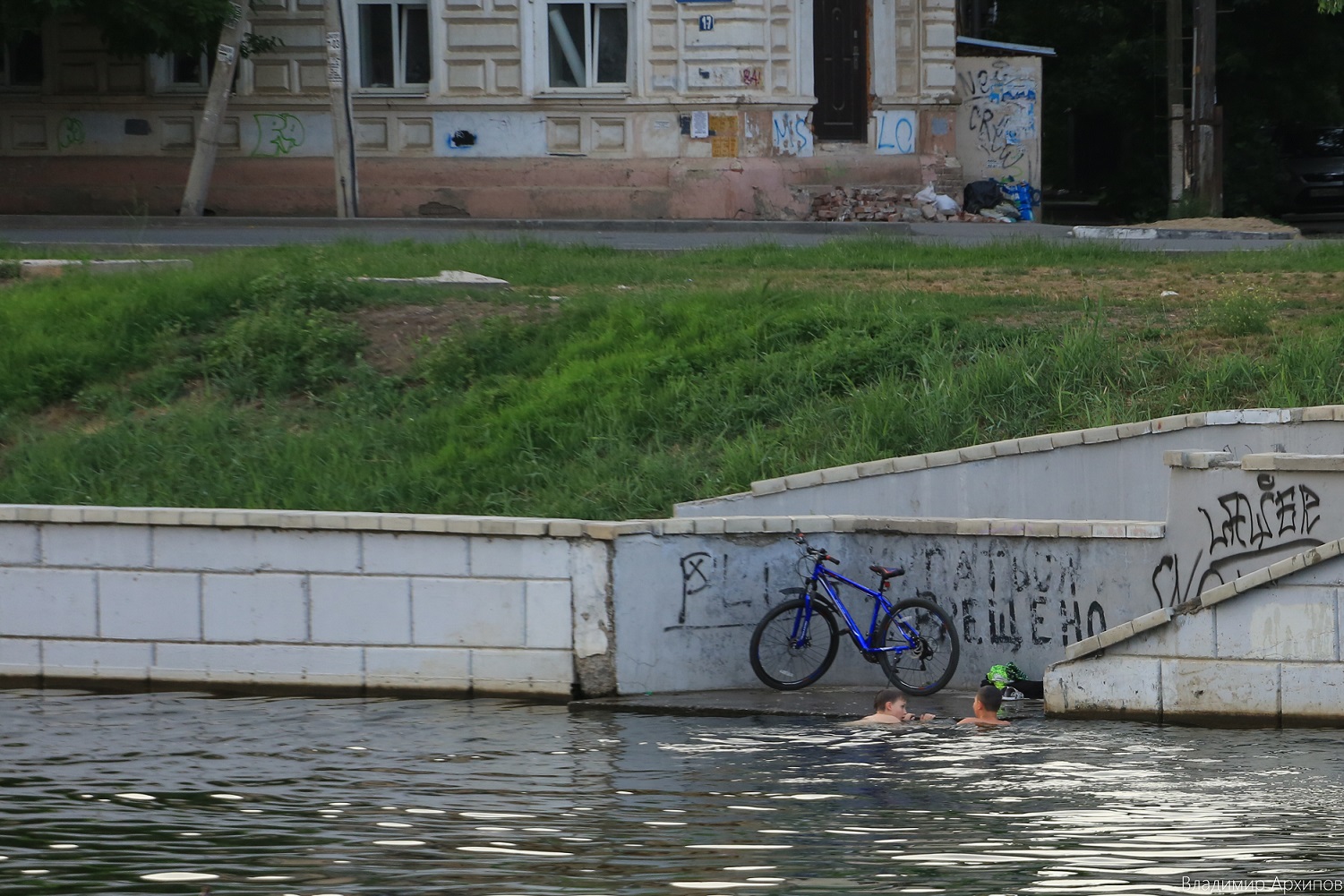 купание лето 5 Места для купании детей и власти Астрахани не совпадают