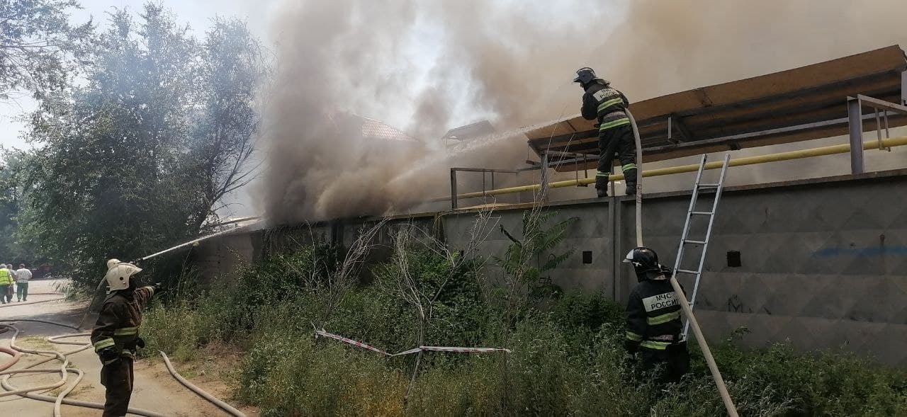 29 июня 2 В Астраханской области сгорели три здания и два автомобиля