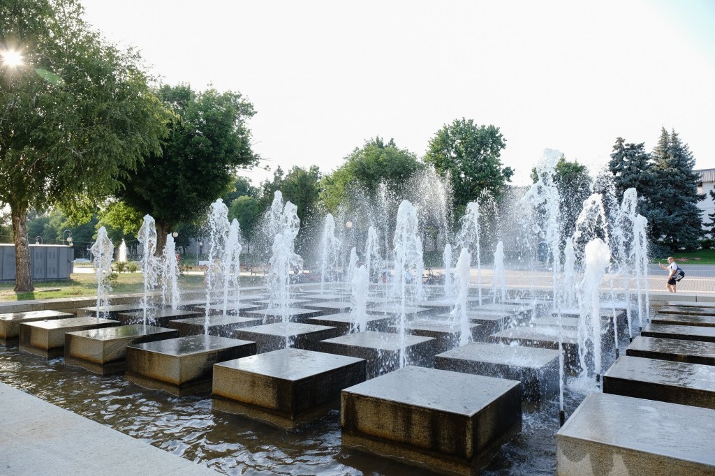 1 После запуска фонтанов в Астрахани снизился напор воды в соседних домах