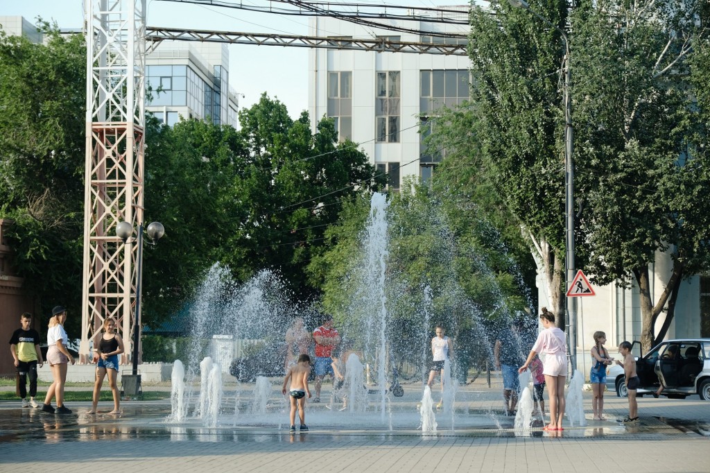 2 После запуска фонтанов в Астрахани снизился напор воды в соседних домах