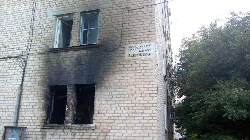 Астраханский полицейский спас ребенка. Пожар в общежитии в п. Красные Баррикады