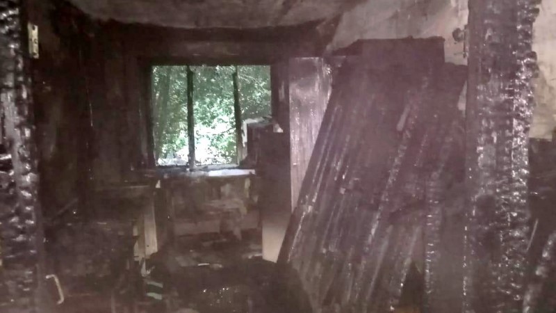 полицейский спас ребенка. Пожар в общежитии в п. Красные Баррикады 4 Астраханский полицейский спас ребенка: девочка чуть не погибла в огне