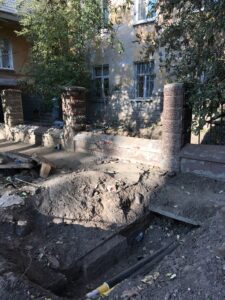 бутылочный дом в Астрахани лишился старинной решетки
