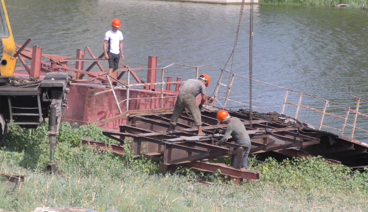 Мост через Серебряную Воложку в Астрахани. Работы по восстановлению начались.