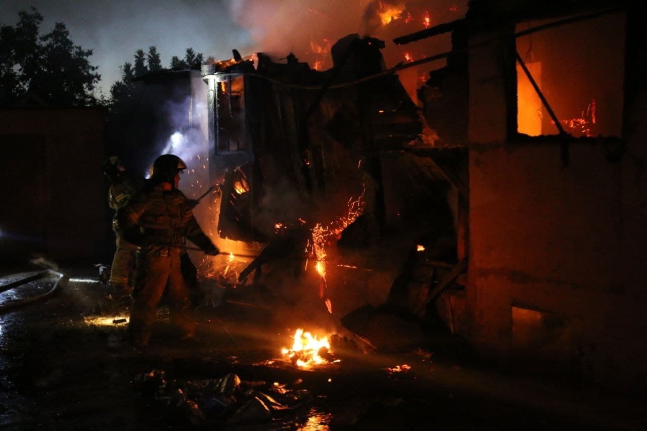 в Астрахани 2 В Астрахани сгорели кафе, гаражи и 2 автомобиля