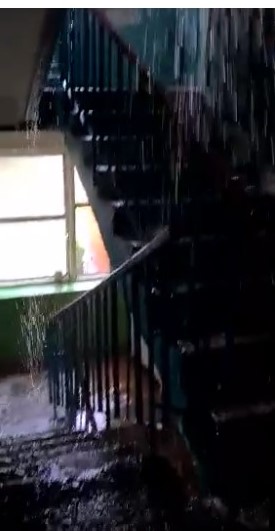 после дождя 2 Астрахань утонувшая: душ в подъездах, аварии и упавшие деревья