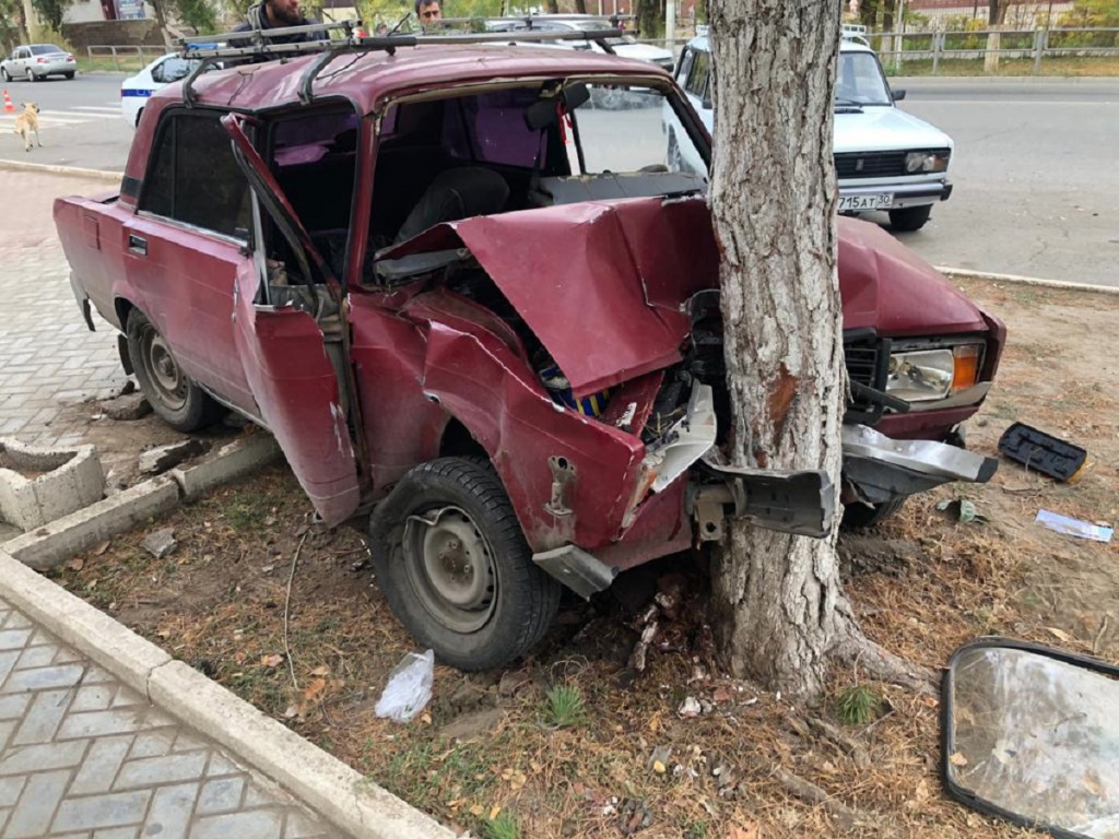 В Астрахани автомобиль протаранил дерево | 29.10.2021 | Астрахань -  БезФормата