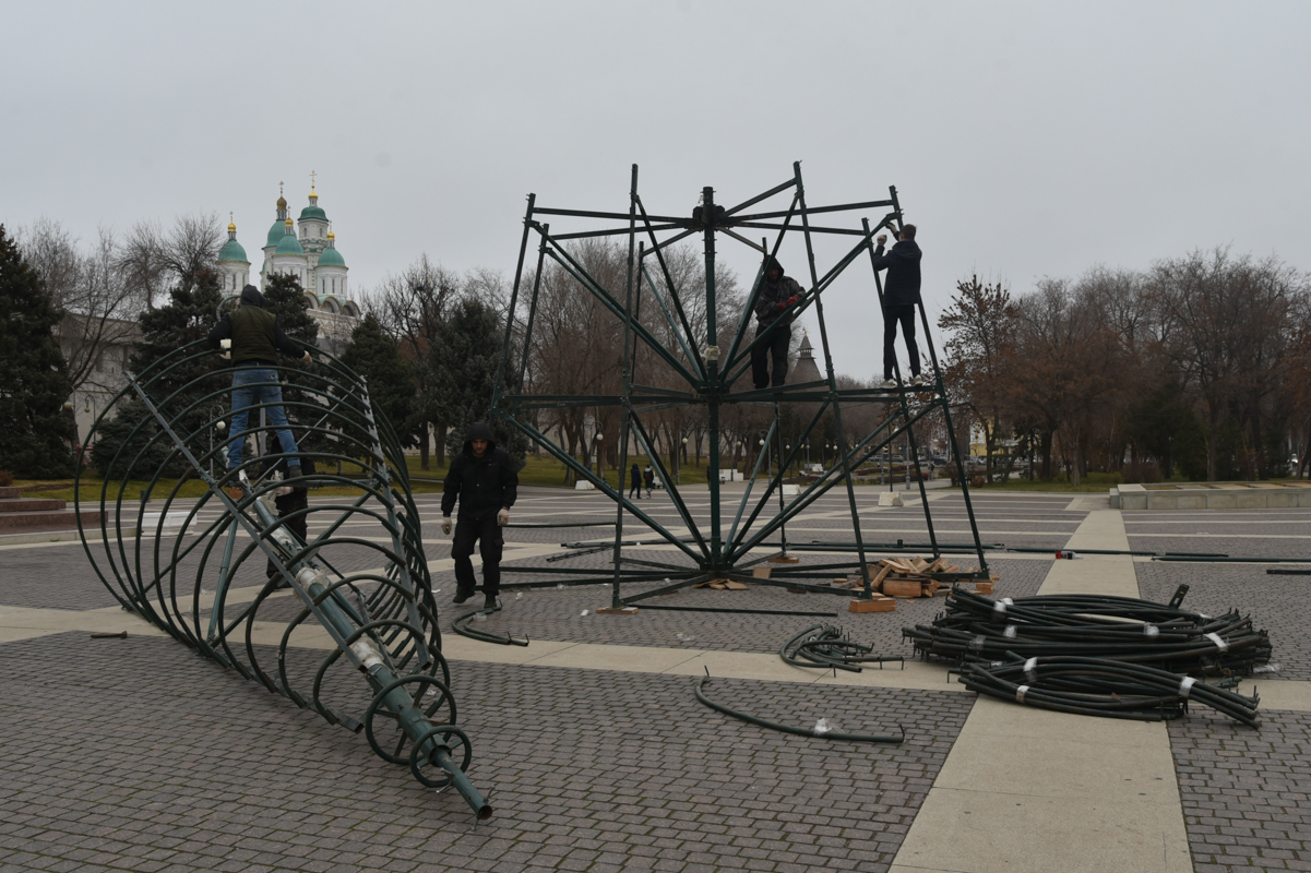 DSC 5807 В Астрахани происходит монтаж главной ёлки города: кадры приближения Нового года