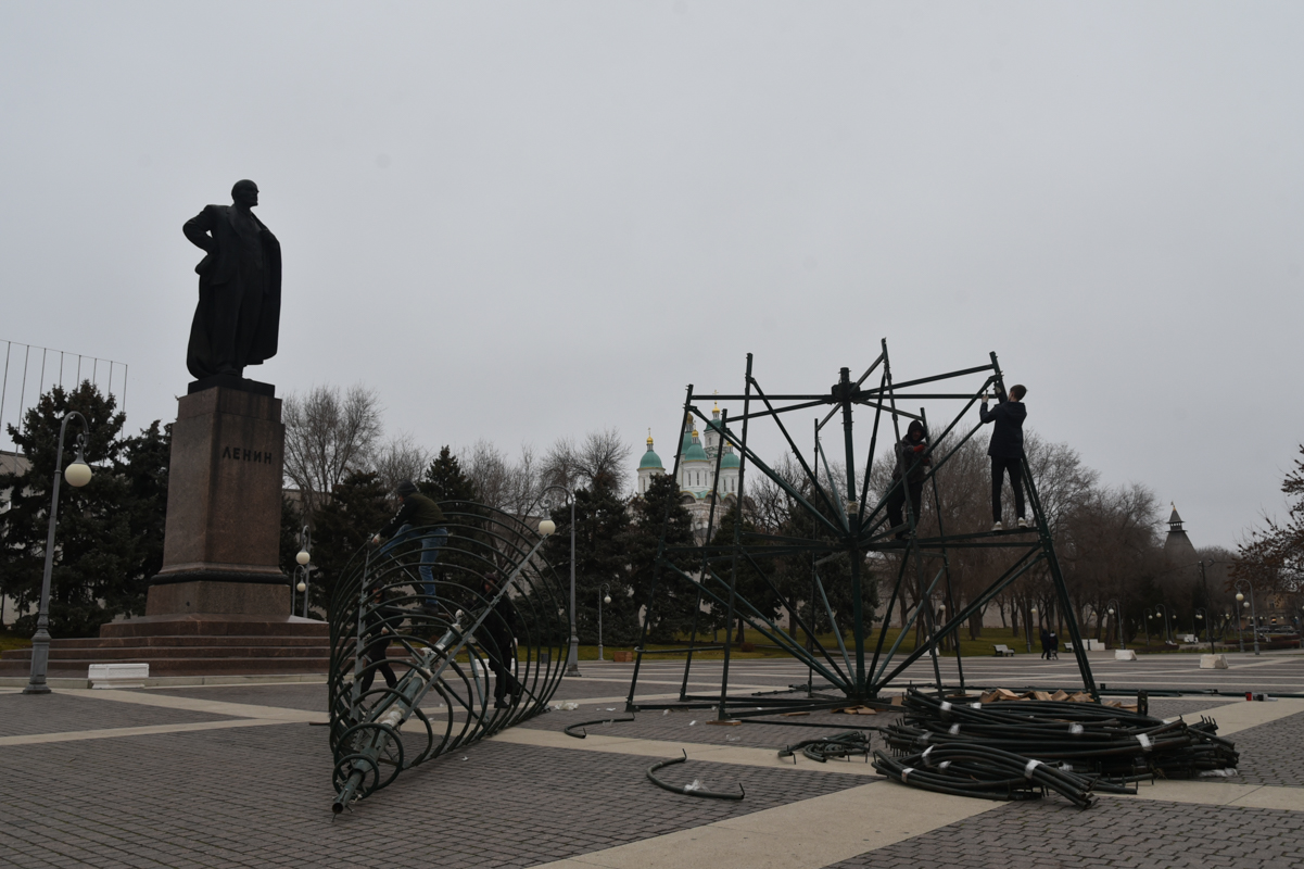 DSC 5809 В Астрахани происходит монтаж главной ёлки города: кадры приближения Нового года