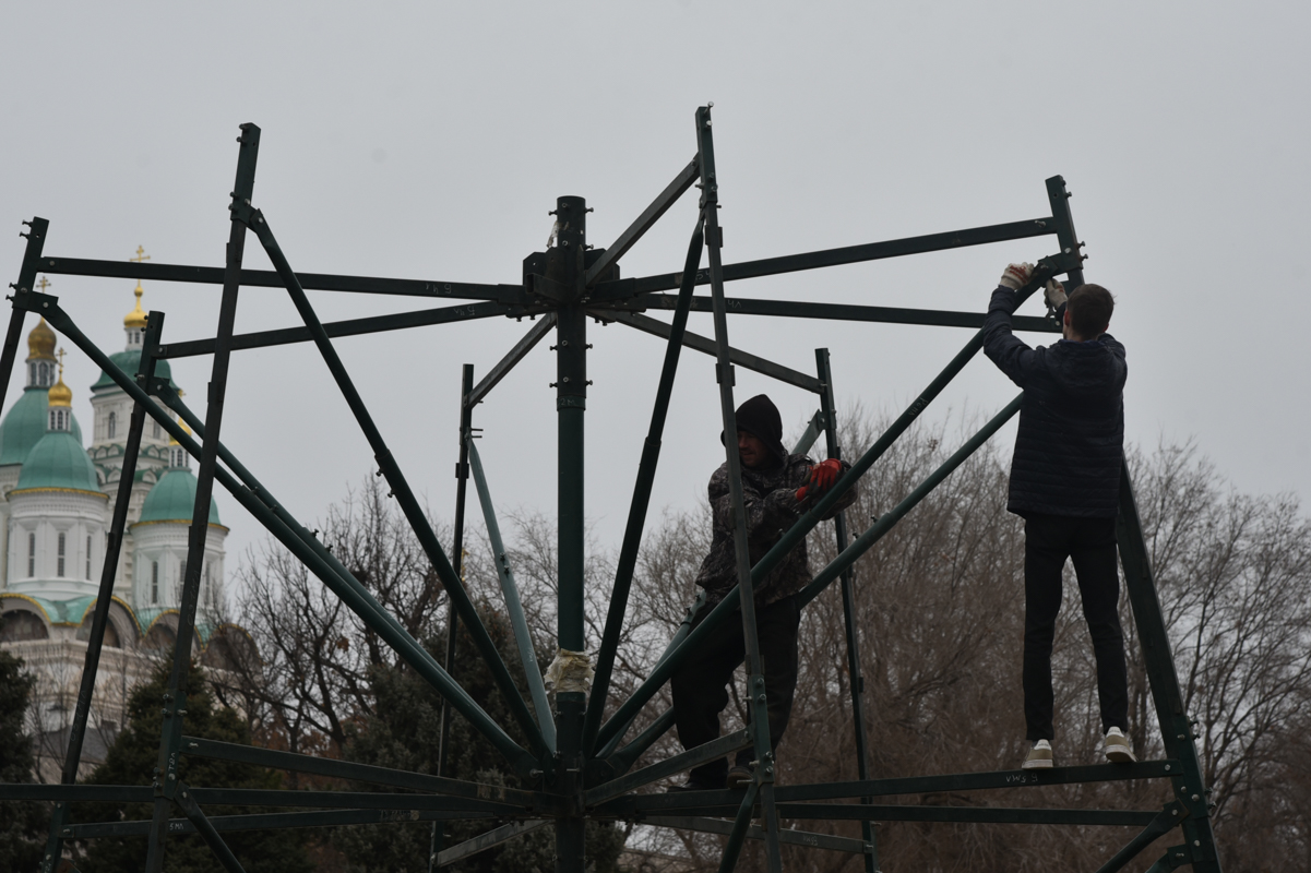 DSC 5815 В Астрахани происходит монтаж главной ёлки города: кадры приближения Нового года